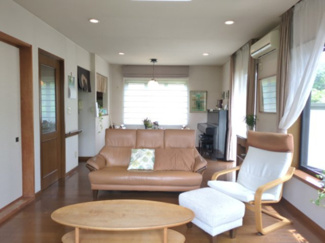 【居間・リビング】 | 東金市藤下飛地　二世帯中古戸建 | セキスイハウス施工軽量鉄骨2世帯住宅7SLDK　敷地約86坪 駐車3台可 IHクッキングヒーター　