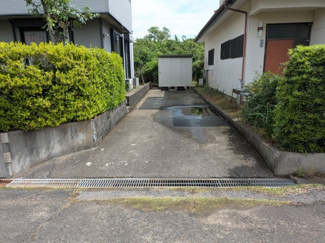 【駐車場】 | 東金市藤下飛地　二世帯中古戸建 | セキスイハウス施工軽量鉄骨2世帯住宅7SLDK　敷地約86坪 駐車3台可 IHクッキングヒーター　