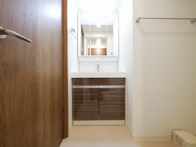 【独立洗面台】 | フォーリアライズ本町レクス | 朝の身支度には欠かせない独立洗面化粧台