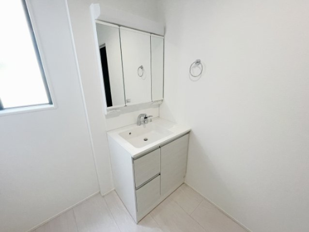 新築戸建・建売　会津若松市藤原二丁目　GRAFARE　全3棟の独立洗面台|三面鏡付き独立洗面台は鏡の内側にも収納があるので小物もすっきり♪