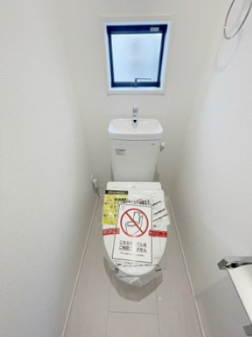 新築戸建・建売　会津若松市藤原二丁目　GRAFARE　全3棟のトイレ|ホワイトカラーを基調とした清潔感のあるトイレ！タオルリング付きも嬉しいポイント！