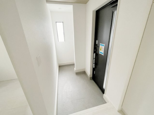 新築戸建・建売　会津若松市藤原二丁目　GRAFARE　全3棟の玄関|シューズインクローゼット付き！靴だけでなく、外用品の収納の可能です。
