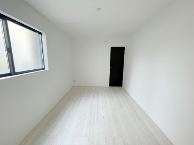 新築戸建・建売　会津若松市藤原二丁目　GRAFARE　全3棟の洋室|窓はペアガラスになっているので空調効率UPが期待されます！