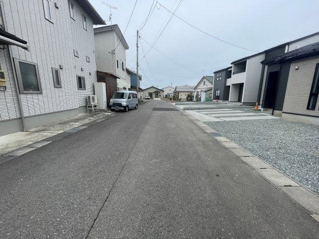新築戸建・建売　会津若松市藤原二丁目　GRAFARE　全3棟の前面道路含む現地写真