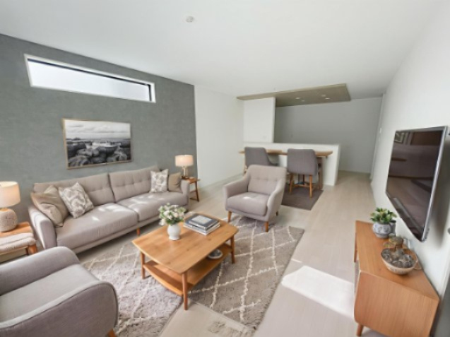 新築戸建・建売　会津若松市藤原二丁目　GRAFARE　全3棟の居間・リビング|写真はホームステージングにて作成しており、実際に家具は付いてきません。