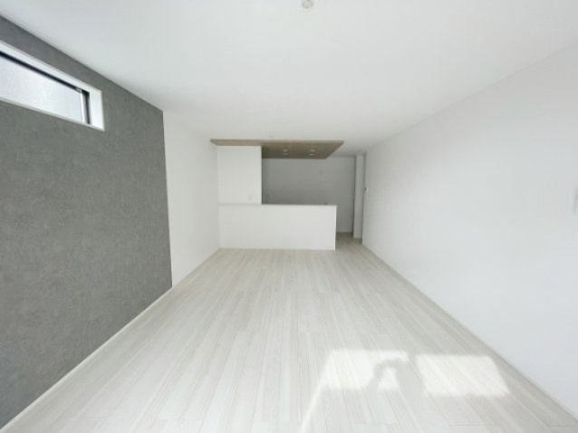 新築戸建・建売　会津若松市藤原二丁目　GRAFARE　全3棟の居間・リビング|アクセントクロスが映える白を基調としたおしゃれな雰囲気のリビングです。