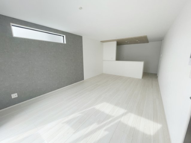 新築戸建・建売　会津若松市藤原二丁目　GRAFARE　全3棟の居間・リビング|対面キッチンなのでリビングにいるご家族と会話を楽しみながら食事の準備や片付けができます！