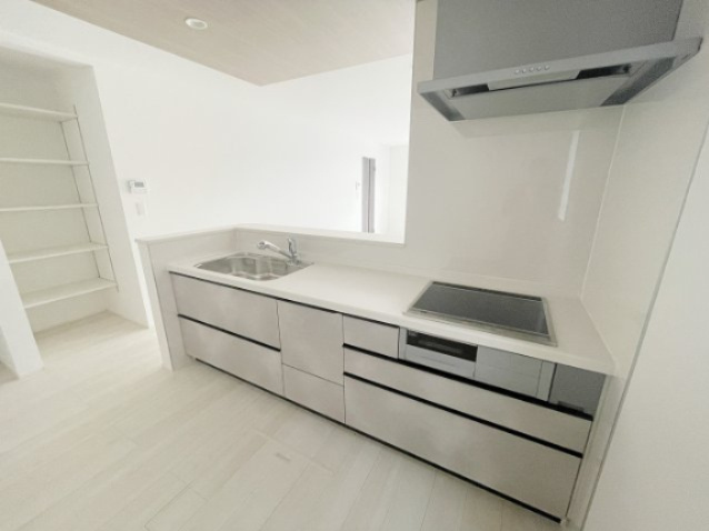 新築戸建・建売　会津若松市藤原二丁目　GRAFARE　全3棟のキッチン|IHクッキングヒーターで火を使わず、安心してお子様と一緒にお料理が楽しめますね♪