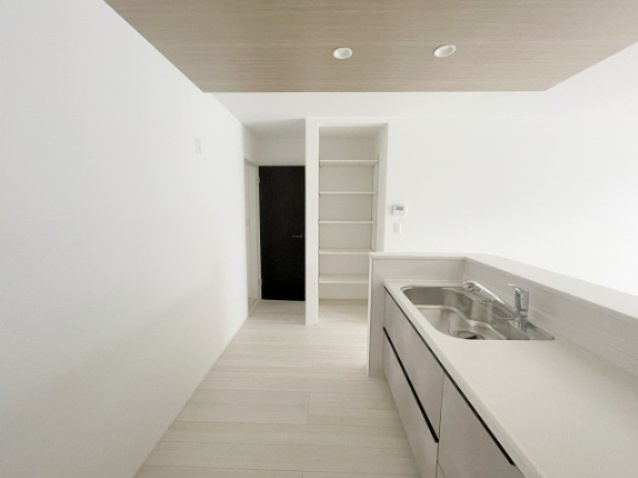 新築戸建・建売　会津若松市藤原二丁目　GRAFARE　全3棟のキッチン|キッチン横に収納棚があり、備蓄品や消耗品の収納場所として大活躍！