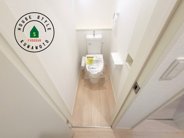 熊本市南区並建町第3-1棟（1号棟）のトイレ|トイレ・ウォシュレット付。快適で衛生的な洗浄機能付温水シャワートイレです。収納や手すりもついてます。