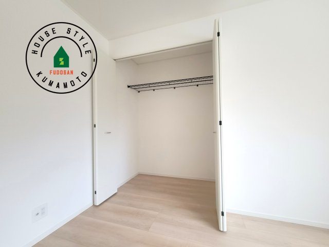 熊本市南区並建町第3-1棟（1号棟）の収納|【WIC（ウォークインクローゼット）】 たくさんの洋服をかけてもシワになりにくいウォークインクローゼット。洋服以外にも、普段使わない家電やスーツケース、ストック品など何でも片付く嬉しい空間です。