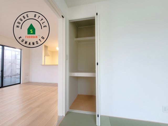 熊本市南区並建町第3-1棟（1号棟）の収納|壁面クローゼットのメリットは、衣類が横一列に並ぶためひと目で洋服が選びやすいこと。衣類をたくさんお持ちの方も、限られたスペース内に無理なく収納することができます。