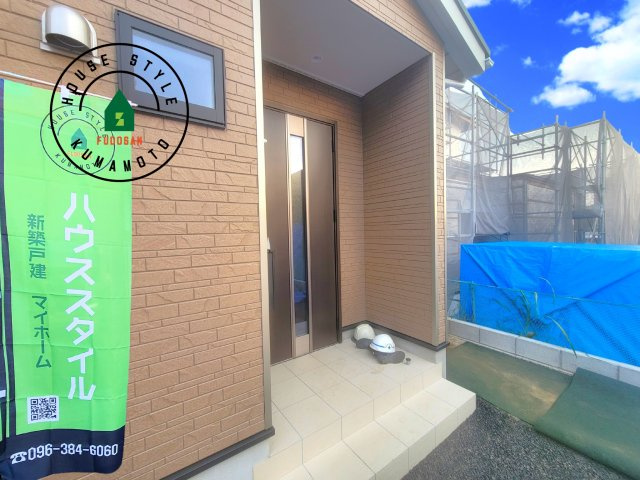 熊本市南区並建町第3-1棟（1号棟）の玄関|地盤調査済 / 玄関へ向かうまでのアプローチに漂う上質が期待感をもたせます。玄関は建物の顔。落着きを醸し出した自己主張が心に訴えてきます。