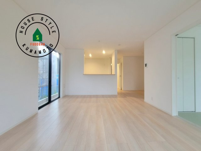 熊本市南区並建町第3-1棟（1号棟）の居間・リビング|リビングにいるお子様と会話をしながら家事ができるカウンターキッチン。いま手があいているか、忙しそうなのか相手の様子を伺いながらコミュニケーションをとる訓練にもなります。