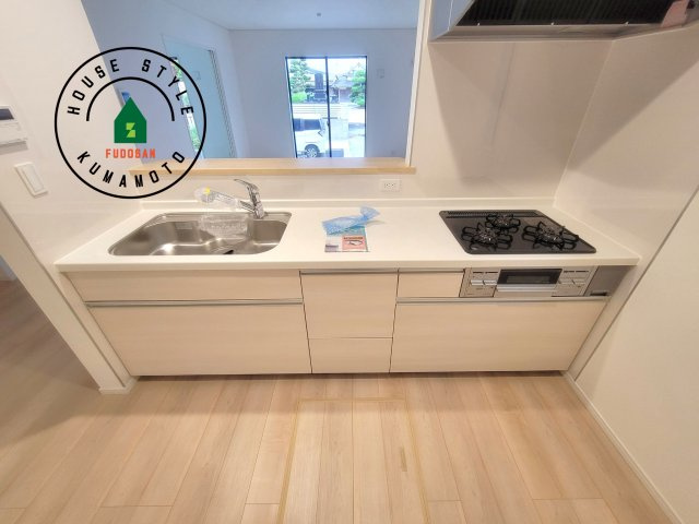 熊本市南区並建町第3-1棟（1号棟）のキッチン|忙しい朝でも家族揃って食事をしたいゆとりあるダイニングスペース。