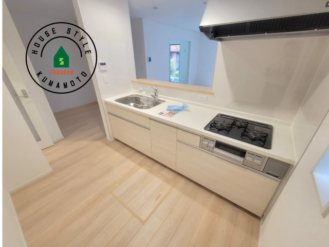 熊本市南区並建町第3-1棟（1号棟）のキッチン|カウンターキッチンなら、リビングで遊ぶ子供の様子を見ながら料理ができるので安心です。料理を運んでもらったり、子供にお手伝いしてもらいやすいのもいいですね。