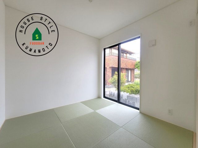 熊本市南区並建町第3-1棟（1号棟）の和室|和室を上手に活用すると暮らし方の幅が広がります。例えば普段は開け放して、子供の小さいうちはお昼寝や遊びのスペースに。畳はソフトなので転んでもケガをしにくく安心です