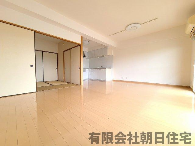 【居間・リビング】 | ネオハイツ松江 | こちらのリビングで趣味の時間をお楽しみください