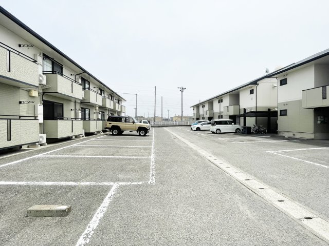 ドミール古川 C棟の駐車場