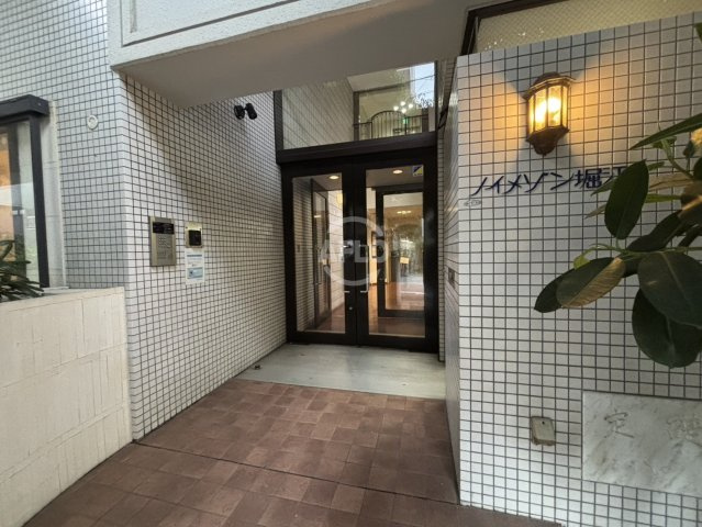 ノイメゾン堀江 堀江小学校のエントランス|ノイメゾン堀江　エントランス