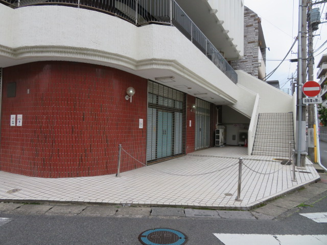 越谷市越ヶ谷１丁目の店舗事務所のエントランス