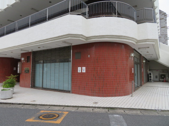 越谷市越ヶ谷１丁目の店舗事務所のエントランス