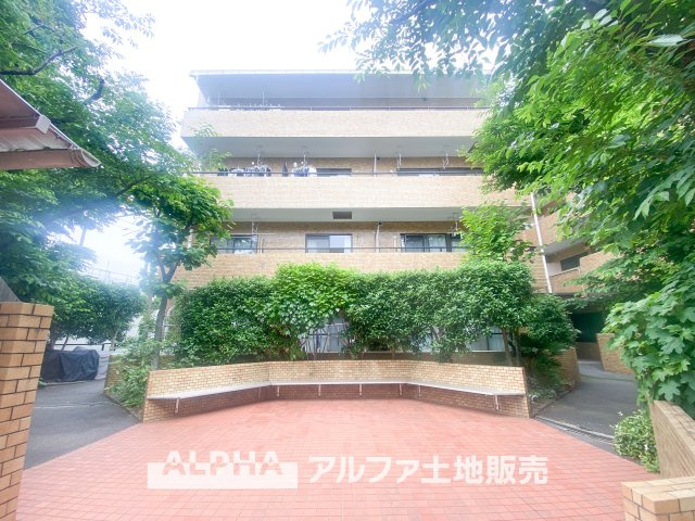 ライオンズマンション高幡不動のエントランス|開放的な共用スペースから望む、穏やかな街並み。自然と調和した立地で、ゆったりとした暮らしを実現。四季折々の風景を感じながら、心地よい毎日をお過ごしいただけます。