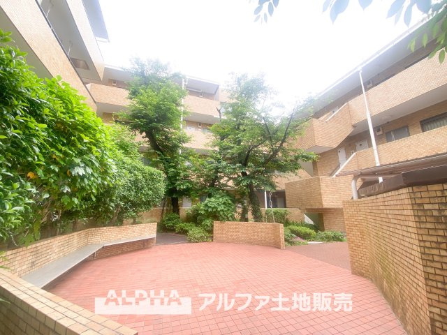 ライオンズマンション高幡不動のその他共用部分|穏やかな街並みに調和したレンガ調の外観が魅力のマンション。周囲には緑も多く、自然を感じながら落ち着いた暮らしを楽しめます。ゆとりある住環境で快適な毎日を。