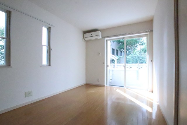 【洋室8帖】　角部屋・2面採光のお部屋★