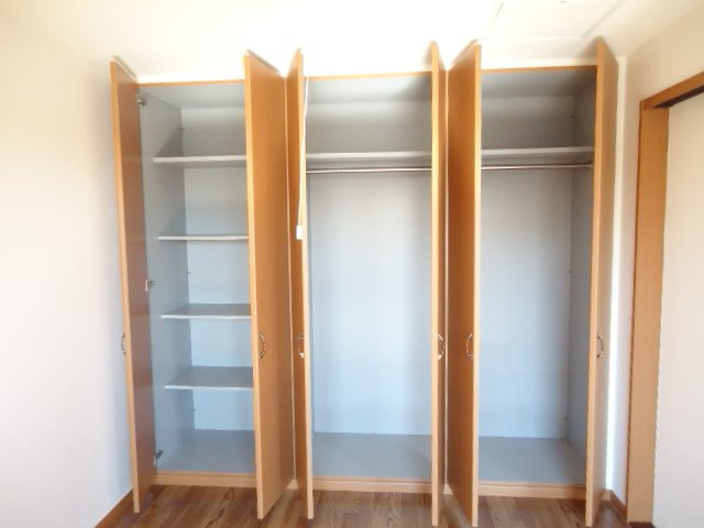 フォレストヴィラ本江の収納|クローゼット2　オープン