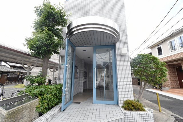 メゾンアイリスのエントランス