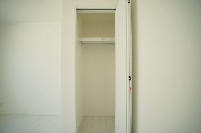 【この抜け、ちょっと反則です。】南西ひな壇×開放感。陽当たり良好18帖LDK＋収納充実の一邸★仲介手数料無料★の収納|コンパクトながら収納スペースをしっかり確保。子供部屋や書斎としても使いやすく、機能的な空間に仕上がっています。