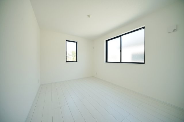 【この抜け、ちょっと反則です。】南西ひな壇×開放感。陽当たり良好18帖LDK＋収納充実の一邸★仲介手数料無料★の洋室|2面採光で明るさを確保した6.4帖の洋室。程よい広さと収納スペースで、子供部屋からゲストルームまで幅広く活用できます。