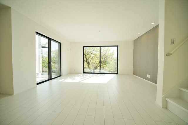 【この抜け、ちょっと反則です。】南西ひな壇×開放感。陽当たり良好18帖LDK＋収納充実の一邸★仲介手数料無料★