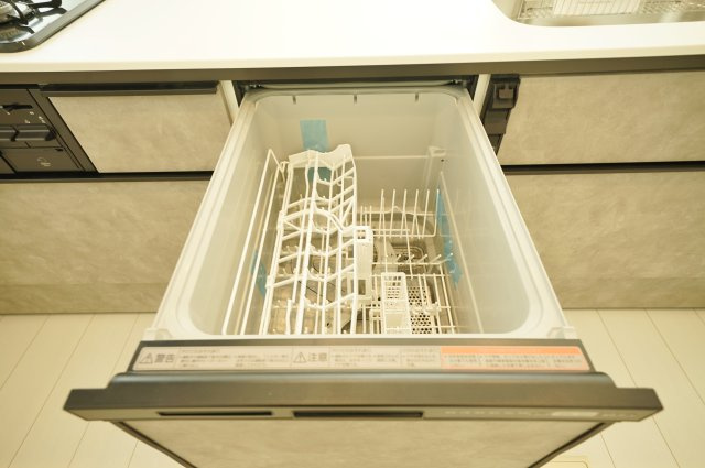 【この抜け、ちょっと反則です。】南西ひな壇×開放感。陽当たり良好18帖LDK＋収納充実の一邸★仲介手数料無料★のキッチン|家事の負担を軽減してくれる食洗機を搭載。 食後の片付けもスムーズで、家族との時間をしっかり確保できます。