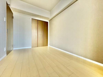 【洋室】 | ファミール松原ステーションコート | 全居室にはクローゼットを完備！普段使いのお洋服や小物はもちろん、季節物のお洋服などもしっかりと整理整頓おしまい頂けます。居室空間をより広く隅々までお使いいただけますね♪