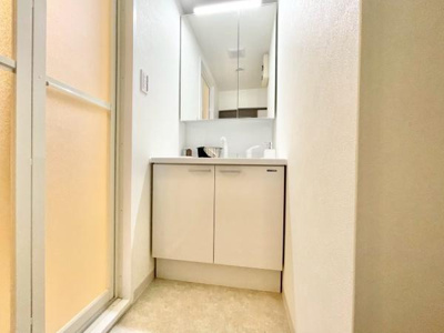 【独立洗面台】 | ファミール松原ステーションコート | ゆとりの洗面スペースで朝の身支度も快適スムーズに。髪のセットやお化粧もストレスなくこなせ、朝から気分良く通勤通学に向かえそうですね！