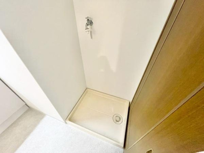 【独立洗面台】 | ファミール松原ステーションコート | 洗濯パンの上には収納棚を設置したらタオルや洗剤などまとめておけます！

