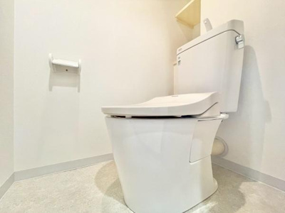 【トイレ】 | ファミール松原ステーションコート | 節水型でエコなトイレには、今では当たり前のウォシュレット付き。便座を温める機能付き！