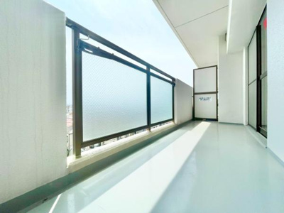 【バルコニー】 | ファミール松原ステーションコート | 開放的なバルコニーは見晴らしもよく、太陽の温かな温もりをめいっぱい受け止めてくれます。太陽の光と爽やかな風を受けたお洗濯物はあっという間に乾き、取りこむ時には太陽の匂いを感じられそうですね♪