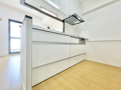 【キッチン】 | ファミール松原ステーションコート | 見せるキッチン。ダイニングとの空間のつながりが、スペースのゆとりを生み出します♪