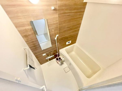 【浴室】 | ファミール松原ステーションコート | アクセントパネルで落ち着きのある雰囲気を演出♪毎日の疲れを癒やすバスタイムを。