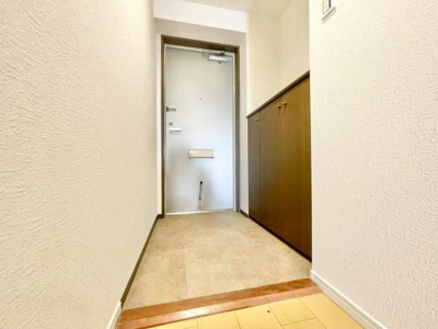 【玄関】 | ファミール松原ステーションコート | 散らかりがちな玄関まわりも、豊富な収納を用意すればいつもすっきりします！広く、明るい玄関が住む方を迎えてくれます♪