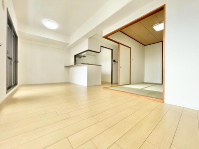 【居間・リビング】 | ファミール松原ステーションコート | 家族の笑い声が聞こえてきそうな大空間♪大きめのLDKはそれだけで心が和みます。家族揃ってリビングで過ごすお休みの日が、楽しみになる場所となることでしょう。