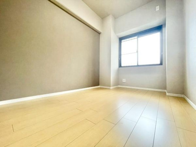 【洋室】 | ファミール松原ステーションコート | 木目のフローリングが暖かみのある室内に。明るい寝室で心地のいい朝を迎えられそう。