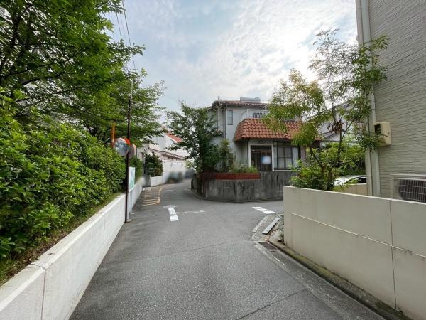 和歌山市和歌川町　中古戸建の前面道路含む現地写真