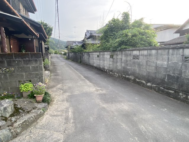 西条市安知生売土地の前面道路含む現地写真|南側道路