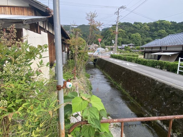 西条市安知生売土地の外観|西側水路