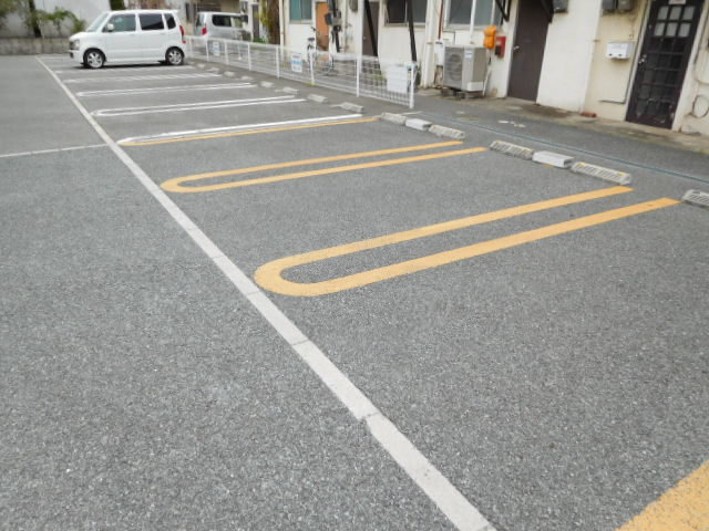 加古郡播磨町北本荘６丁目のアパートの駐車場