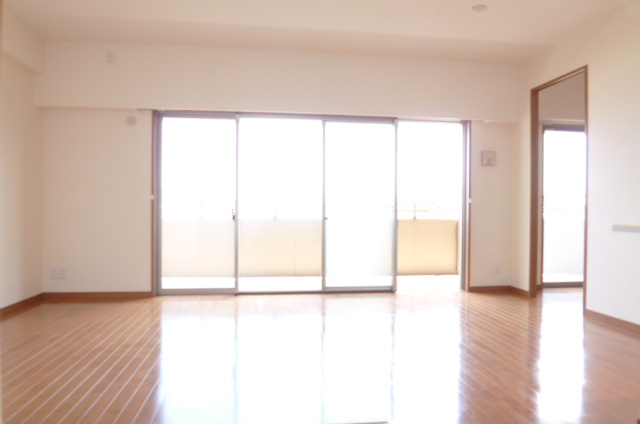 エバーライフ久留米南【キャッシュバック対象物件】の居間・リビング|こちらの居間で趣味の時間をお楽しみください